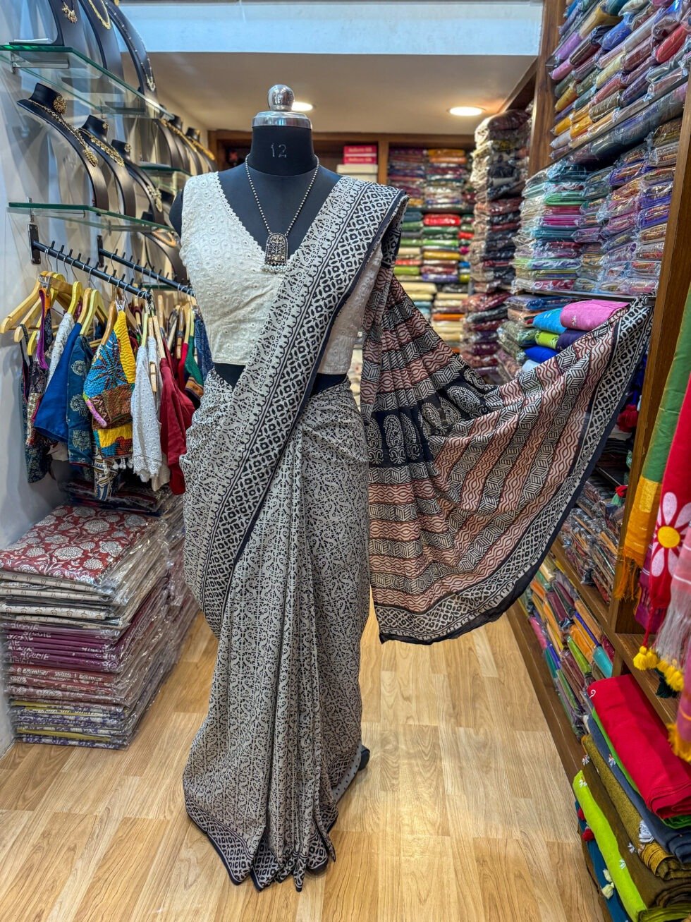 somthing-diffrent-saree-for-slimfit-body