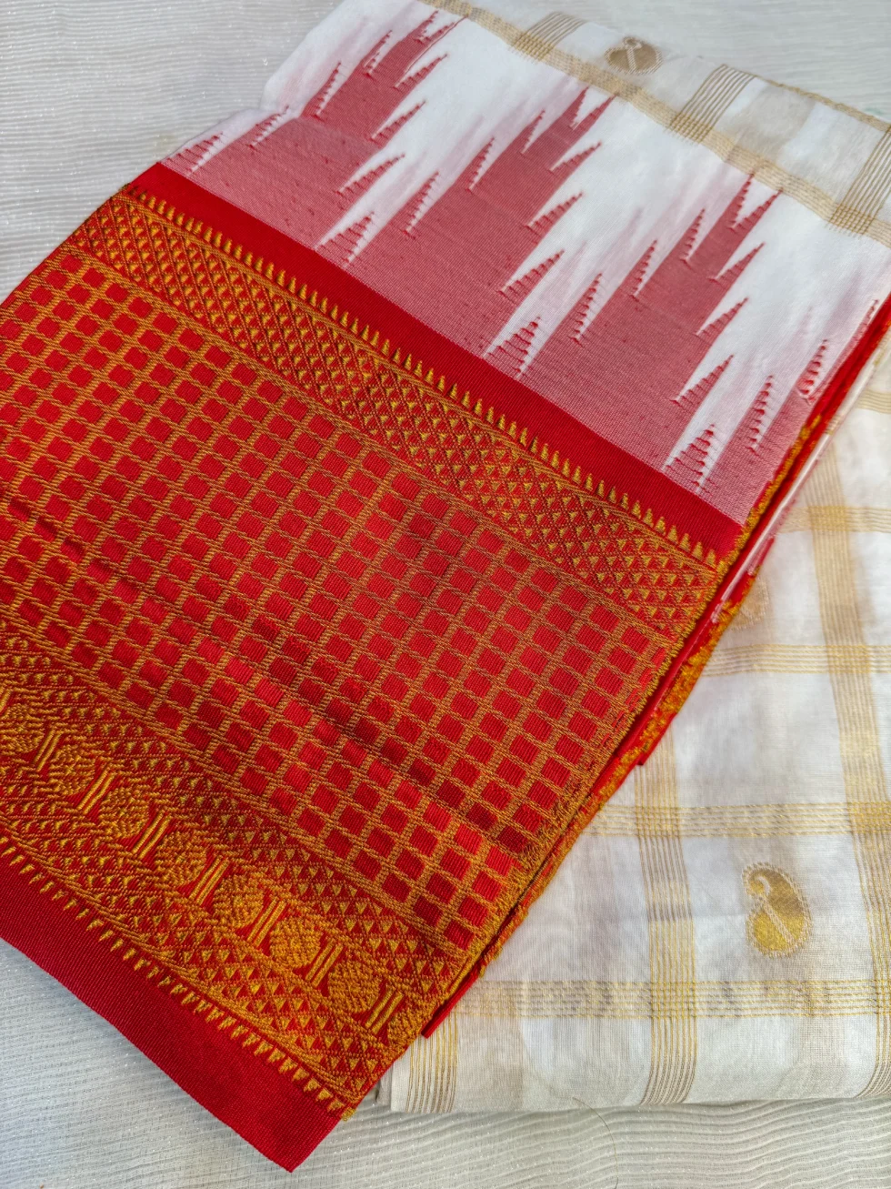 traditional-gadwal-silk-saree-featuring-ivory-white-zari-pallu-and-vermilion-red-body-