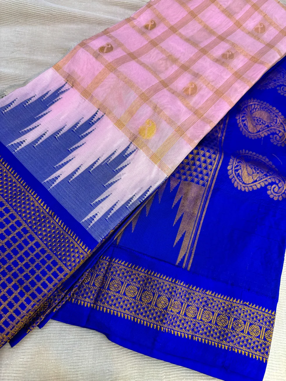 Attachment Details traditional-gadwal-silk-saree-featuring-royal-blue-zari-pallu-and-lavender-pink