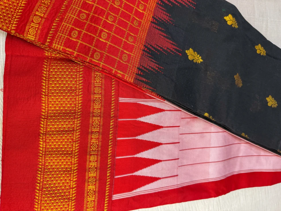 traditional-gadwal-silk-saree-featuring-vermilion-red-zari-pallu-and-black-body-scaled